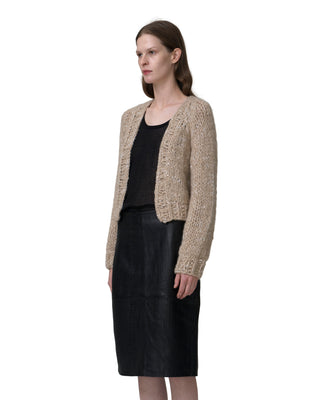 Seitenansicht kurze Kaschmirjacke mit Pailletten, Farbe Sandstone Seitenansicht kurze Kaschmirjacke mit Pailletten, Farbe Sandstone