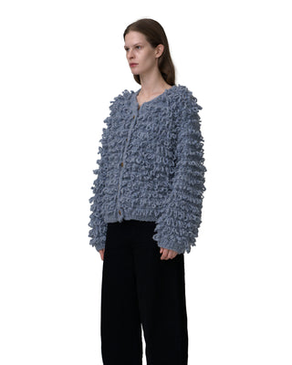 Seitenansicht Ella Silla exklusive Kaschmirjacke mit Fransen in der Farbe denim Seitenansicht Ella Silla exklusive Kaschmirjacke mit Fransen in der Farbe denim