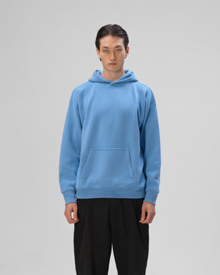 Ella Silla Kaschmir Hoodie in der Farbe blau Frontansicht Detail.