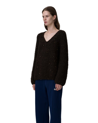 Seitenansicht V-Neck Kaschmirpullover mit Pailletten in der Farbe braun