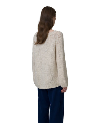 Rückenansicht V-Neck Kaschmirpullover mit Pailletten in der Farbe ecru