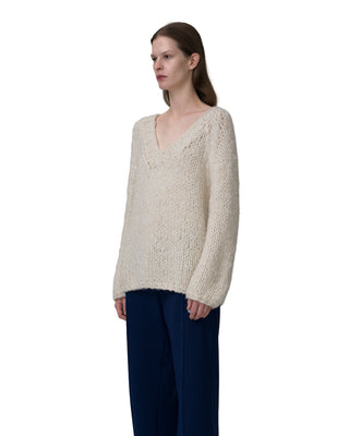 Seitenansicht V-Neck Kaschmirpullover mit Pailletten in der Farbe ecru
