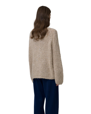 Rückenansicht V-Neck Kaschmirpullover mit Pailletten in der Farbe sandstein