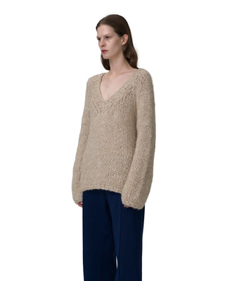 Seitenansicht V-Neck Kaschmirpullover mit Pailletten in der Farbe sandstein