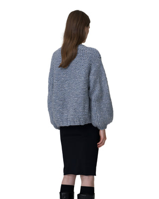 Rückenansicht kurze Kaschmirjacke mit Pailletten, Farbe denim