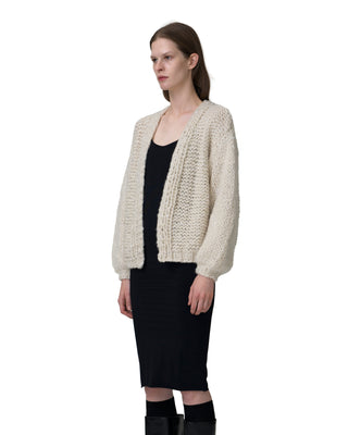 Seitenansicht Kaschmirjacke mit Pailletten in der Farbe ecru