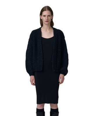 Frontalansicht Kaschmirjacke mit Pailletten in der Farbe dunkel blau