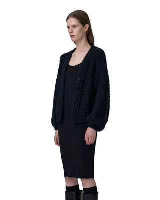 Seitenansicht Kaschmirjacke mit Pailletten in der Farbe dunkel blau