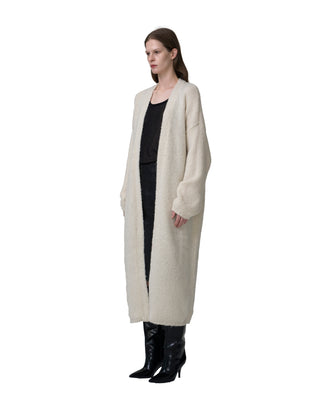 Seitenansicht langer Kaschmirmantel in der Farbe Ecru