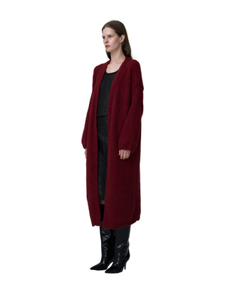Seitenansicht Langer Kaschmirmantel in der Farbe Bordeaux Rot