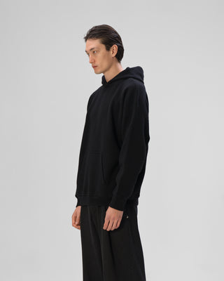 Ella Silla Kaschmir Hoodie in der Farbe schwarz Seitenansicht.