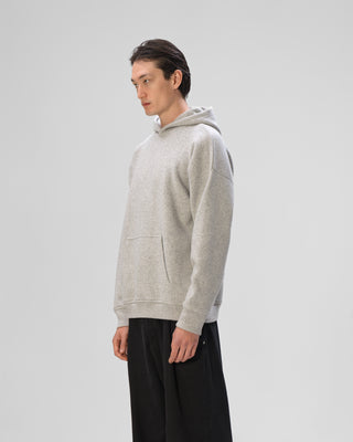 Ella Silla Kaschmir Hoodie in der Farbe grau Seitenansicht.