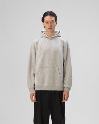 Ella Silla Kaschmir Hoodie in der Farbe grau Frontansicht.