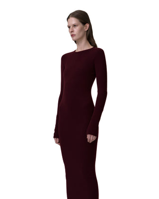 Langes Kaschmirkleid aus Feinstrick in dem Farbtone Bordeaux Rot. Seitenansicht