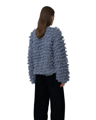 Rückenansicht Ella Silla exklusive Kaschmirjacke mit Fransen in der Farbe denim