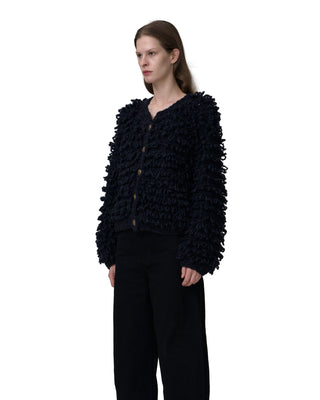 Seitenansicht Ella Silla exklusive Kaschmirjacke mit Fransen in der Farbe midnight