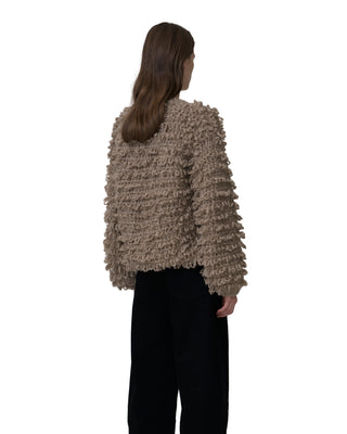 Rückenansicht Ella Silla exklusive Kaschmirjacke mit Fransen in der Farbe mocca