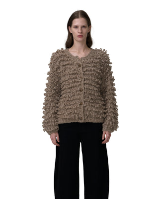 Frontansicht Ella Silla exklusive Kaschmirjacke mit Fransen in der Farbe mocca