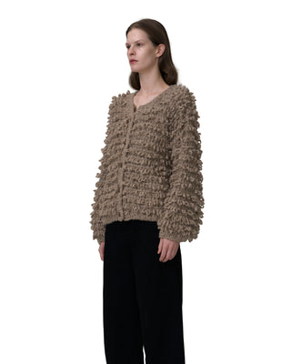 Seitenansicht Ella Silla exklusive Kaschmirjacke mit Fransen in der Farbe mocca