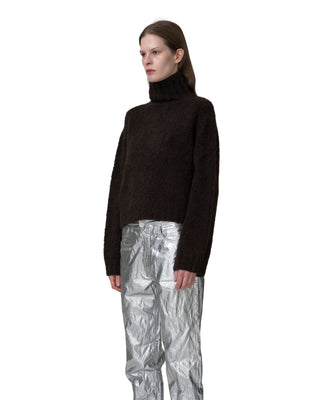 Seitenansicht Bouclé-Kaschmir Pullover mit Rollkragen in der Farbe choco